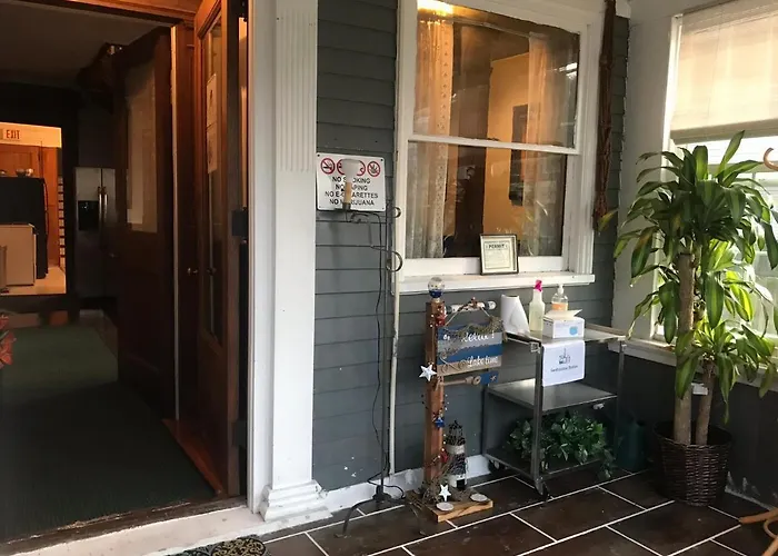 5 Star Victorian Mansion-Downtown No Locals