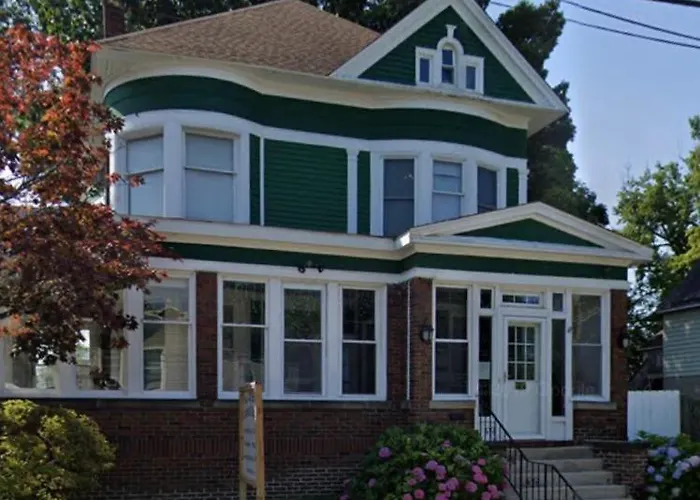 5 Star Victorian Mansion-Downtown No Locals