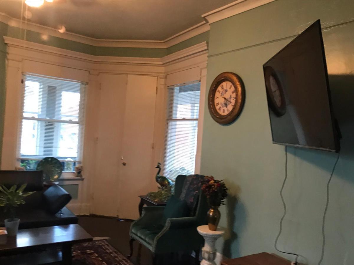 5 Star Victorian Mansion-downtown No Locals Erie
