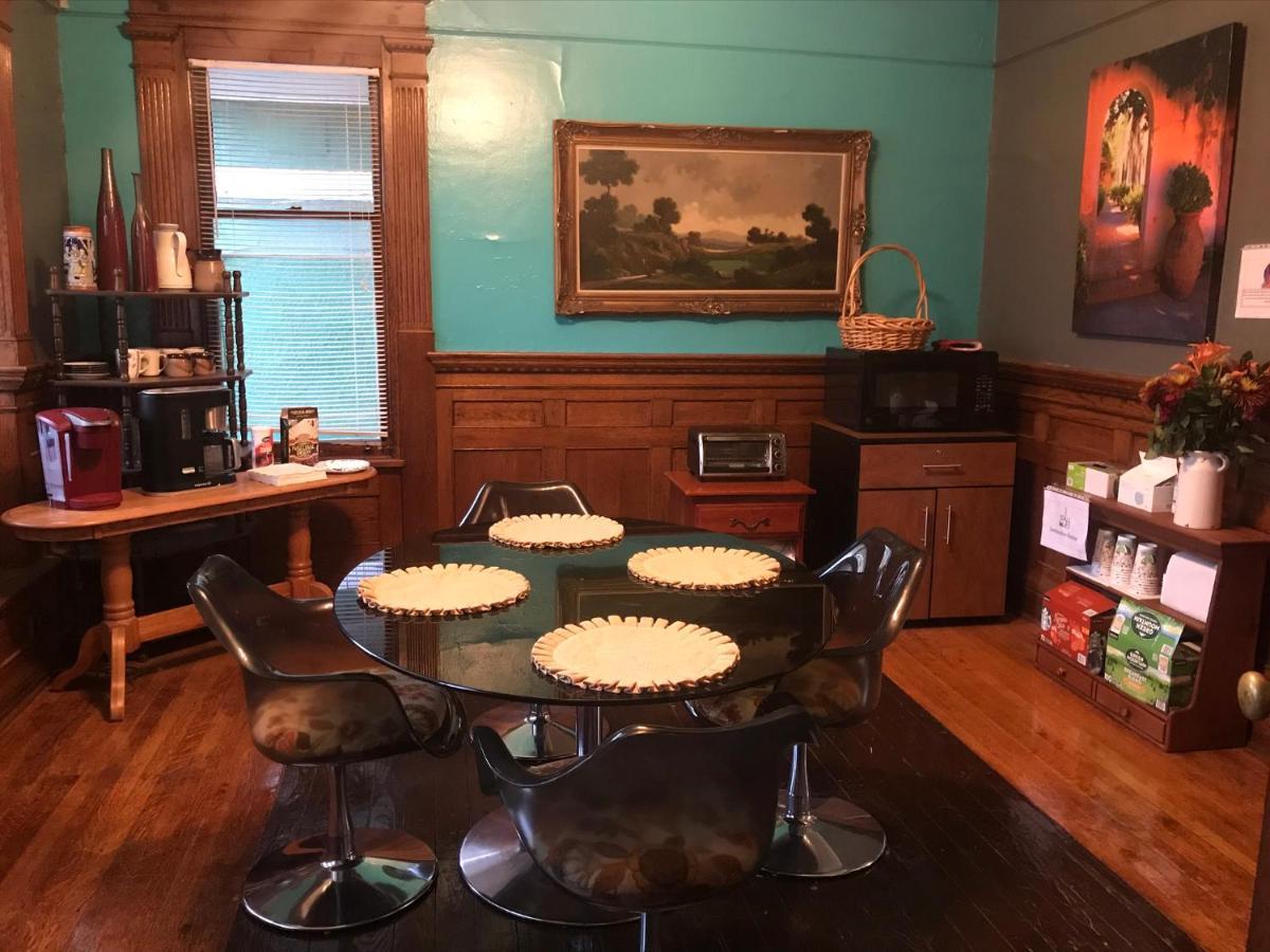 5 Star Victorian Mansion-downtown No Locals Bed & Breakfast Erie