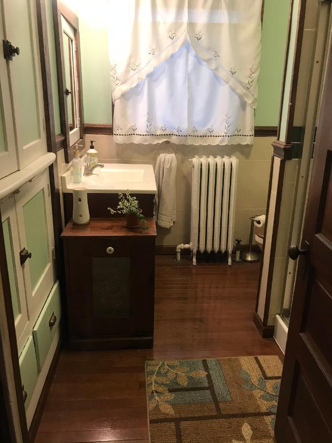 5 Star Victorian Mansion-downtown No Locals Bed & Breakfast Erie