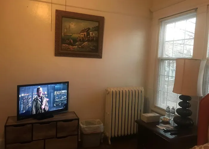 5 Star Victorian Mansion-Downtown No Locals